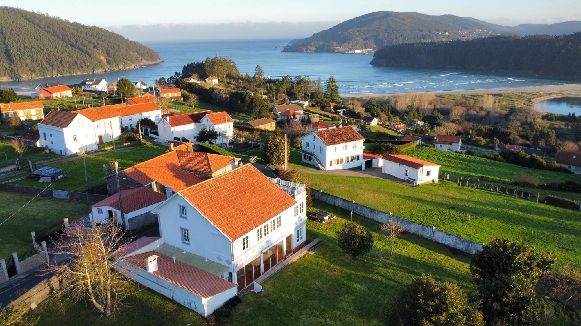 Beachfront Surf & Holiday House, Charming & Quiet Villarrube Exteriör bild